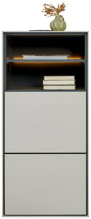 Frontalansicht eines modernen Sideboards/Schranks in Grau mit schwarzem Rahmen, offenem beleuchtetem Regalbereich und zwei großen Frontklappen, oben mit Vase und Deko