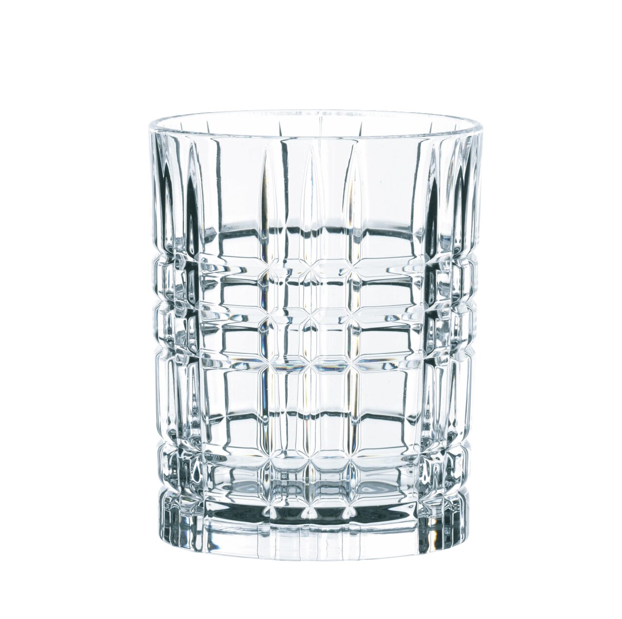 Klares Whiskyglas mit quadratischem Muster, frontal fotografiert.