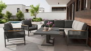 Moderne Loungegarnitur mit Tisch und Sesseln auf einer Terrasse, seitliche Perspektive.
