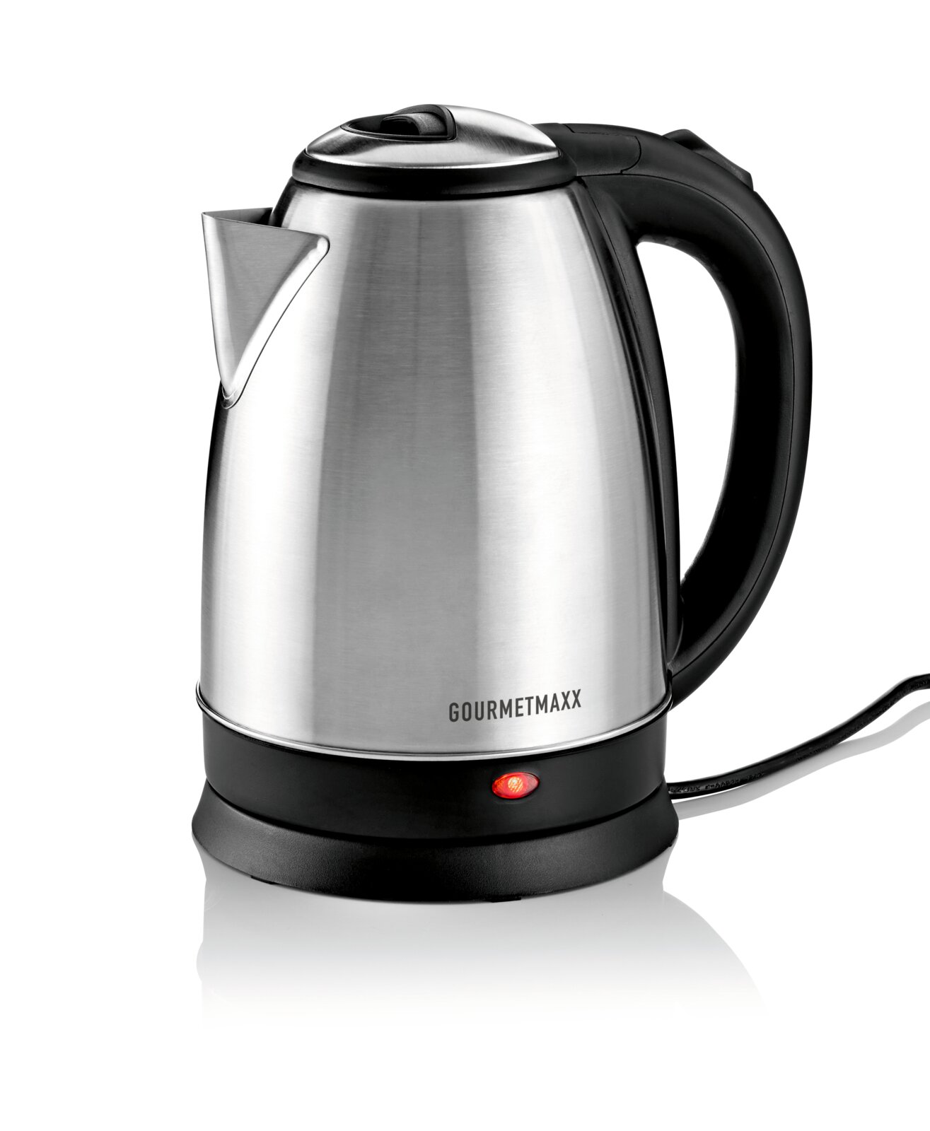 GOURMETmaxx elektrische waterkoker van geborsteld roestvrij staal met zwarte handgreep, sokkel en rood controlelampje, schuin van voren afgebeeld