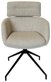 Frontansicht eines modernen Armlehnstuhls mit beigem Stoffbezug und schwarzem Metallgestell.