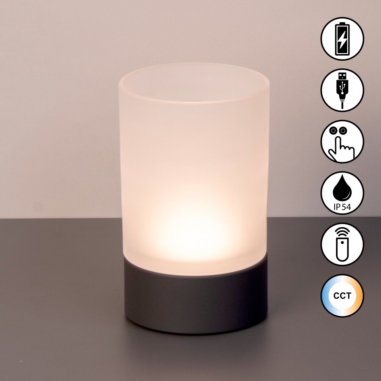 Zylindrisches Akku-Windlicht mit mattem Glas und dunklem Sockel, frontal fotografiert. Symbole für USB-Ladung, Touch-Bedienung, IP54-Schutz, Fernbedienung und CCT-Farbtemperaturwechsel sind sichtbar.