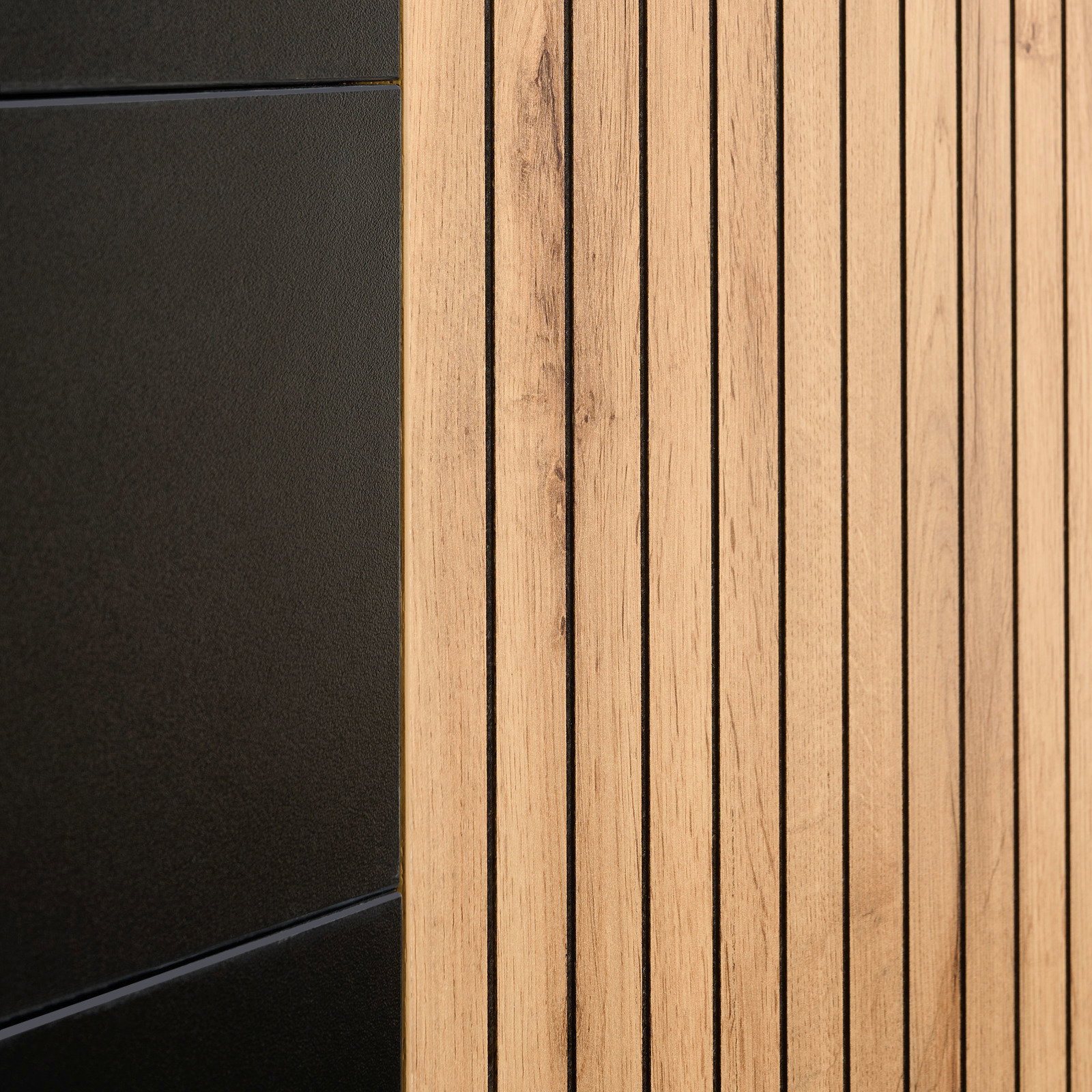 Detailansicht eines XL-Sideboards mit schwarzer und holzfarbener Oberfläche, seitliche Perspektive