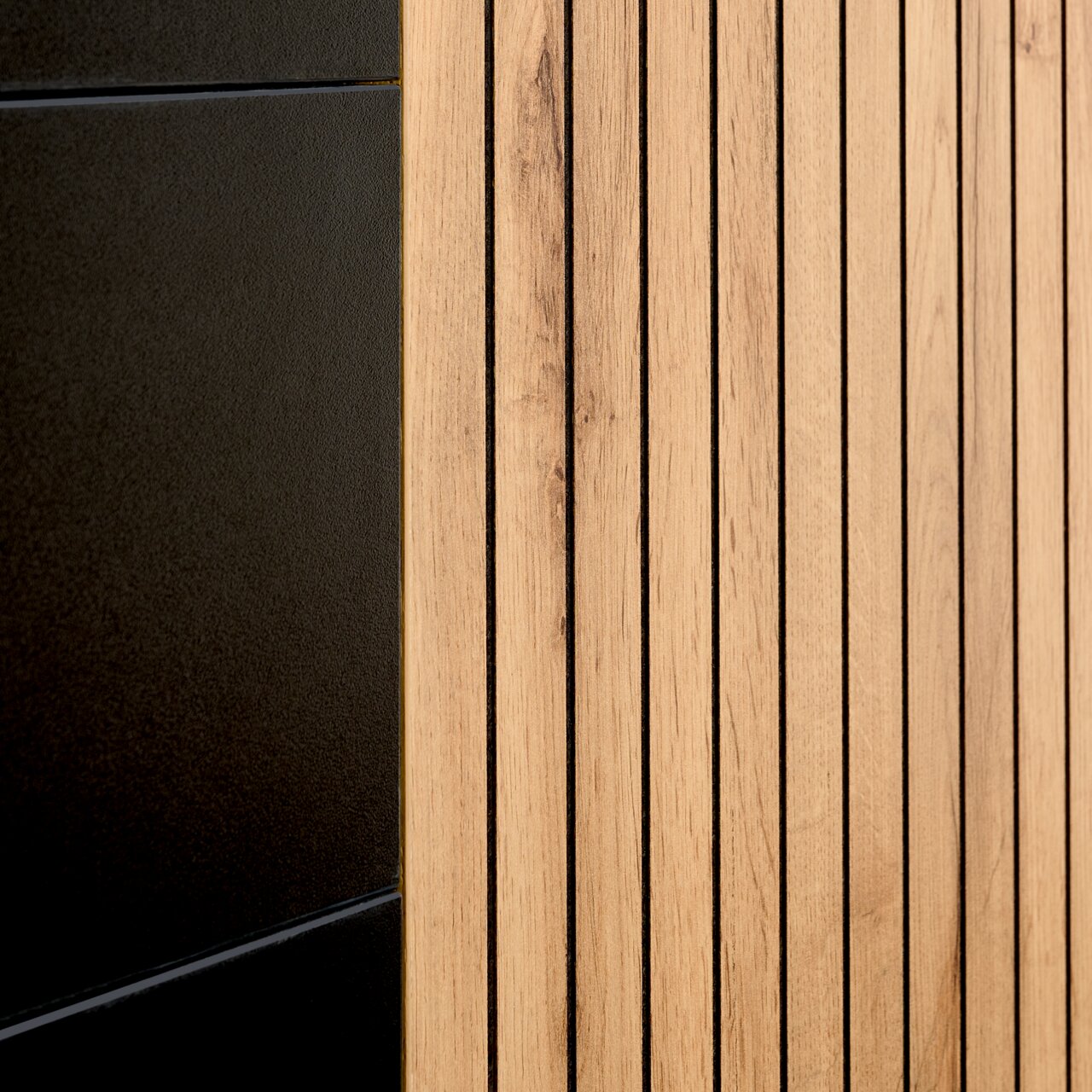 Detailansicht eines XL-Sideboards mit schwarzer und holzfarbener Oberfläche, seitliche Perspektive