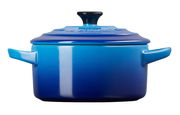 Frontale Ansicht einer Mini Cocotte in leuchtendem Azurblau mit Deckel und seitlichen Griffen.