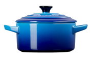 Vooraanzicht van een mini-cocotte in helder azuurblauw, met deksel en handvatten aan de zijkanten.