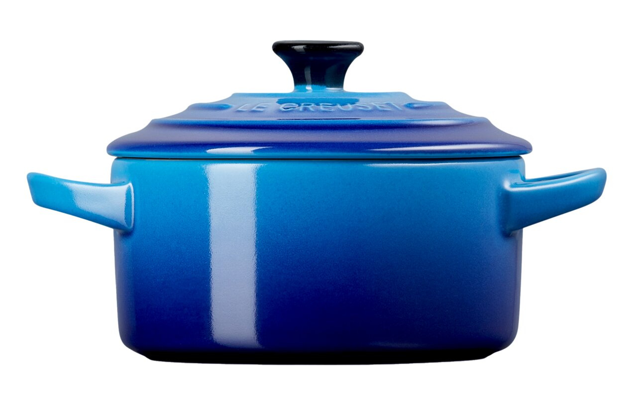 Vooraanzicht van een mini-cocotte in helder azuurblauw, met deksel en handvatten aan de zijkanten.