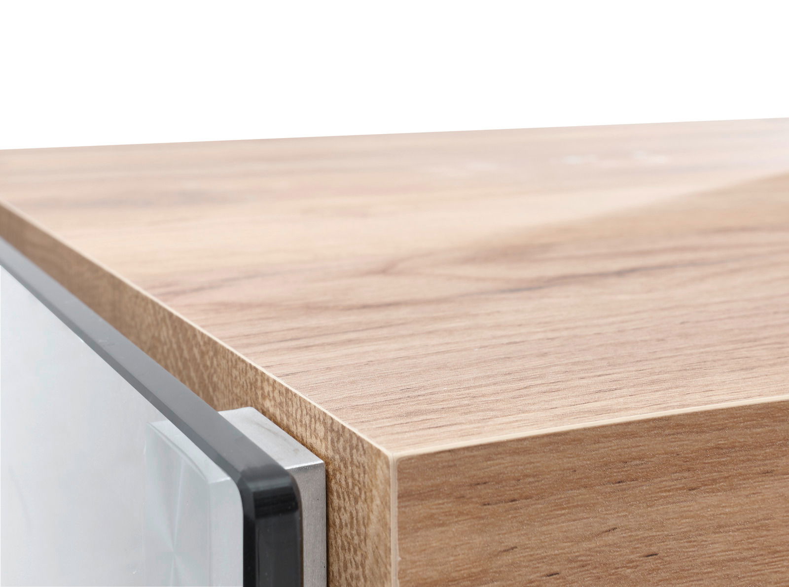 Nahaufnahme einer Ecke eines Eck-Schreibtisches aus Holz mit klaren Linien und moderner Kante, seitliche Perspektive.