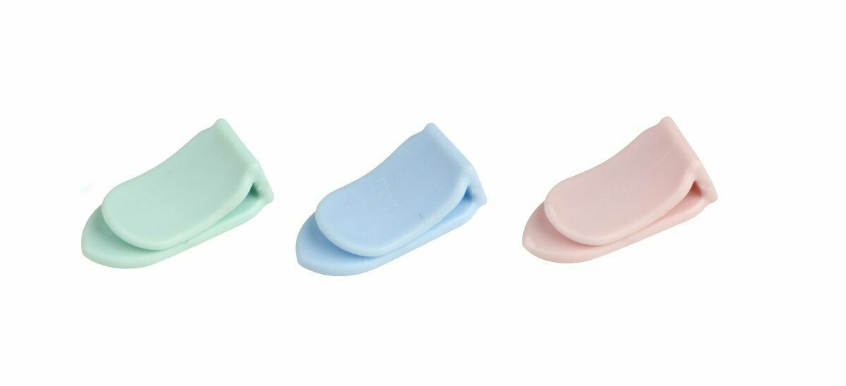 Drei Mini-Tütenclips in Pastellfarben (grün, blau, rosa) aus seitlicher Perspektive.
