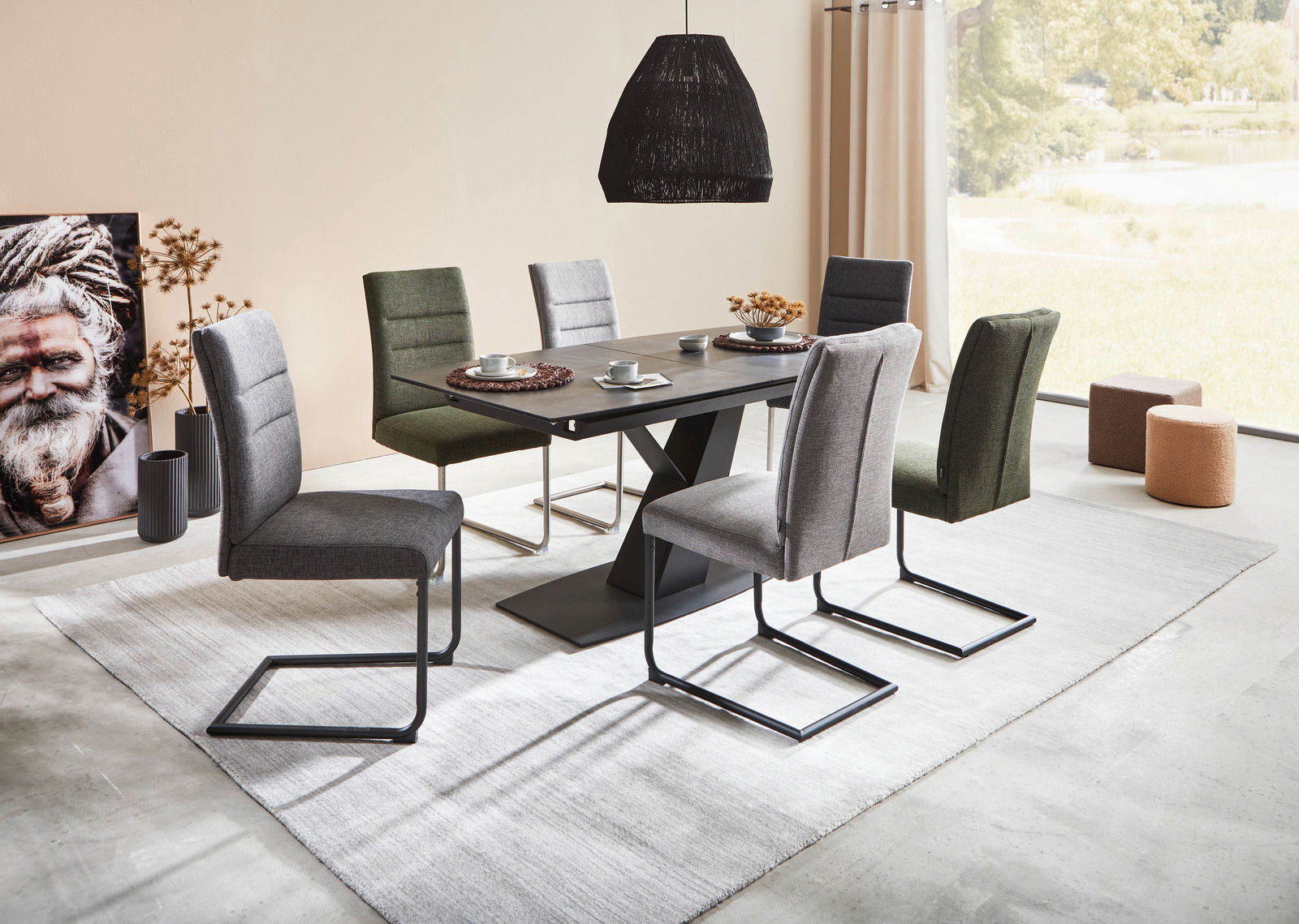 Moderner Esstisch mit sechs gepolsterten Stühlen in verschiedenen Farben, seitliche Perspektive.