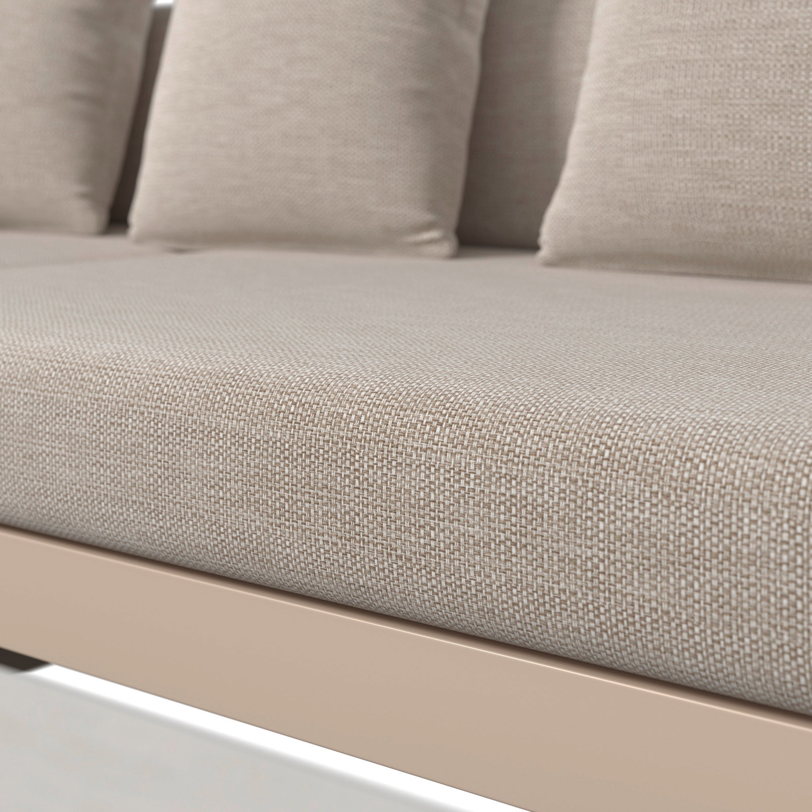 Nahaufnahme eines Lounge-Sets mit beigem Stoffbezug und Kissen, seitliche Perspektive