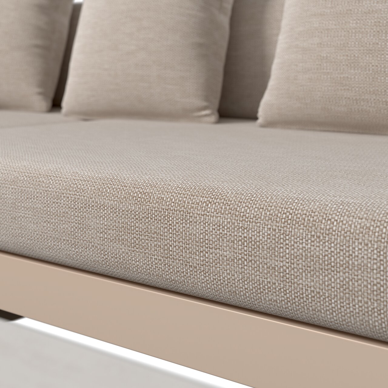 Nahaufnahme eines Lounge-Sets mit beigem Stoffbezug und Kissen, seitliche Perspektive