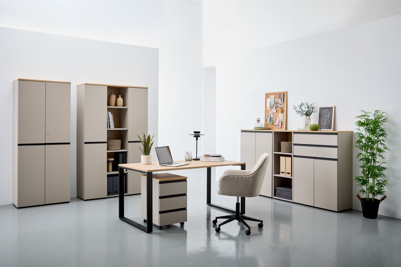 Modern kantoormeubilair in een lichte ruimte, bestaande uit een bureau met een rolcontainer, meerdere archiefkasten en een combikast. Aanzicht van voren.