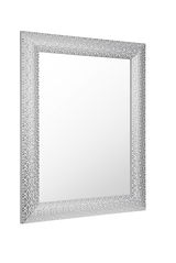 Rechteckiger Spiegel mit dekorativem, silbernem Rahmen in Nahaufnahme, perspektivisch von der Seite fotografiert.