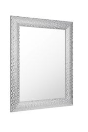 Rechteckiger Spiegel mit dekorativem, silbernem Rahmen in Nahaufnahme, perspektivisch von der Seite fotografiert.