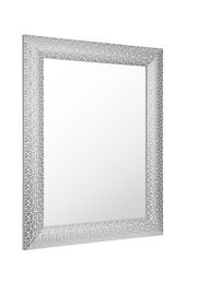 Rechteckiger Spiegel mit dekorativem, silbernem Rahmen in Nahaufnahme, perspektivisch von der Seite fotografiert.