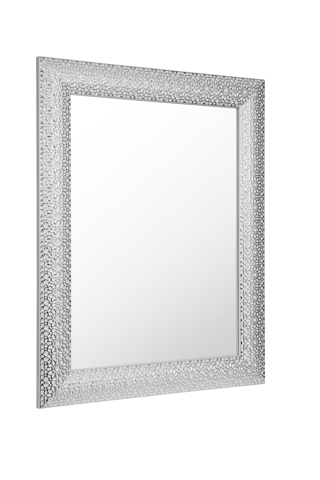 Rechteckiger Spiegel mit dekorativem, silbernem Rahmen in Nahaufnahme, perspektivisch von der Seite fotografiert.