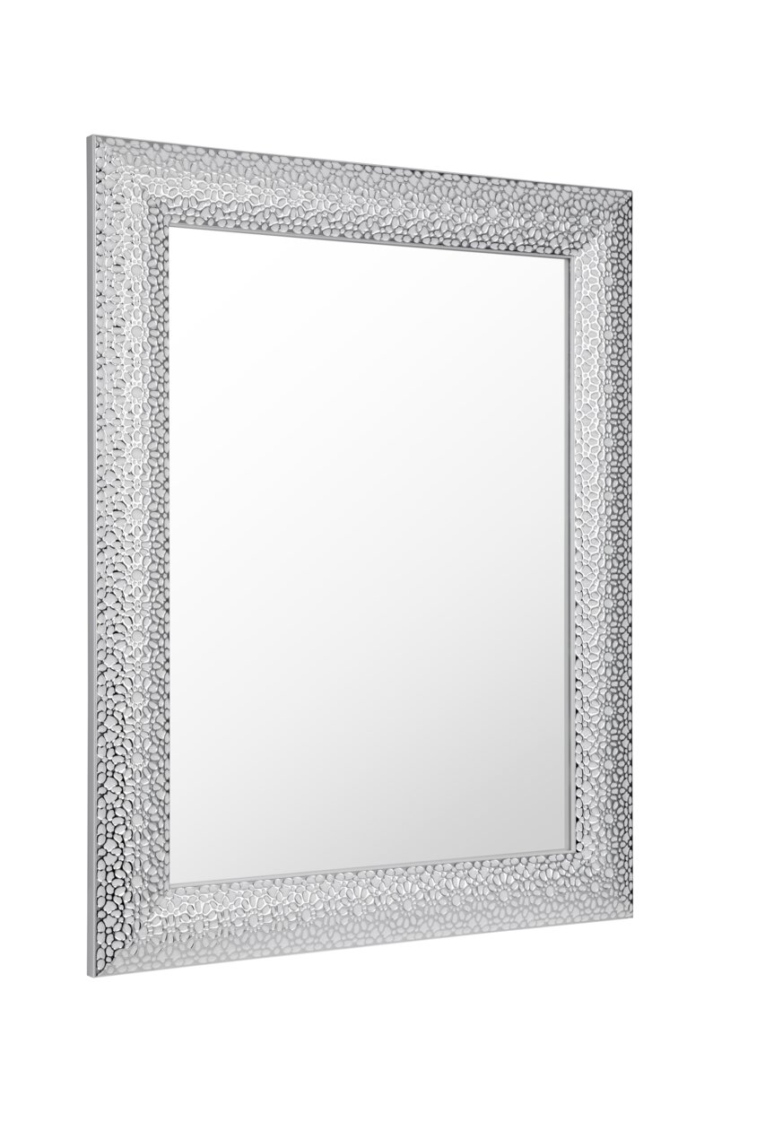 Rechteckiger Spiegel mit dekorativem, silbernem Rahmen in Nahaufnahme, perspektivisch von der Seite fotografiert.
