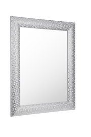 Rechteckiger Spiegel mit dekorativem, silbernem Rahmen in Nahaufnahme, perspektivisch von der Seite fotografiert.