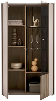 Highboard mit offener Glastür, dekoriert mit Vasen, Schalen und Gläsern, aus der Frontalperspektive.