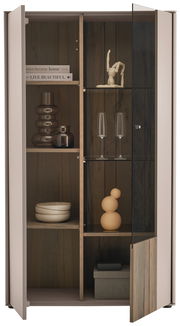 Highboard mit offener Glastür, dekoriert mit Vasen, Schalen und Gläsern, aus der Frontalperspektive.