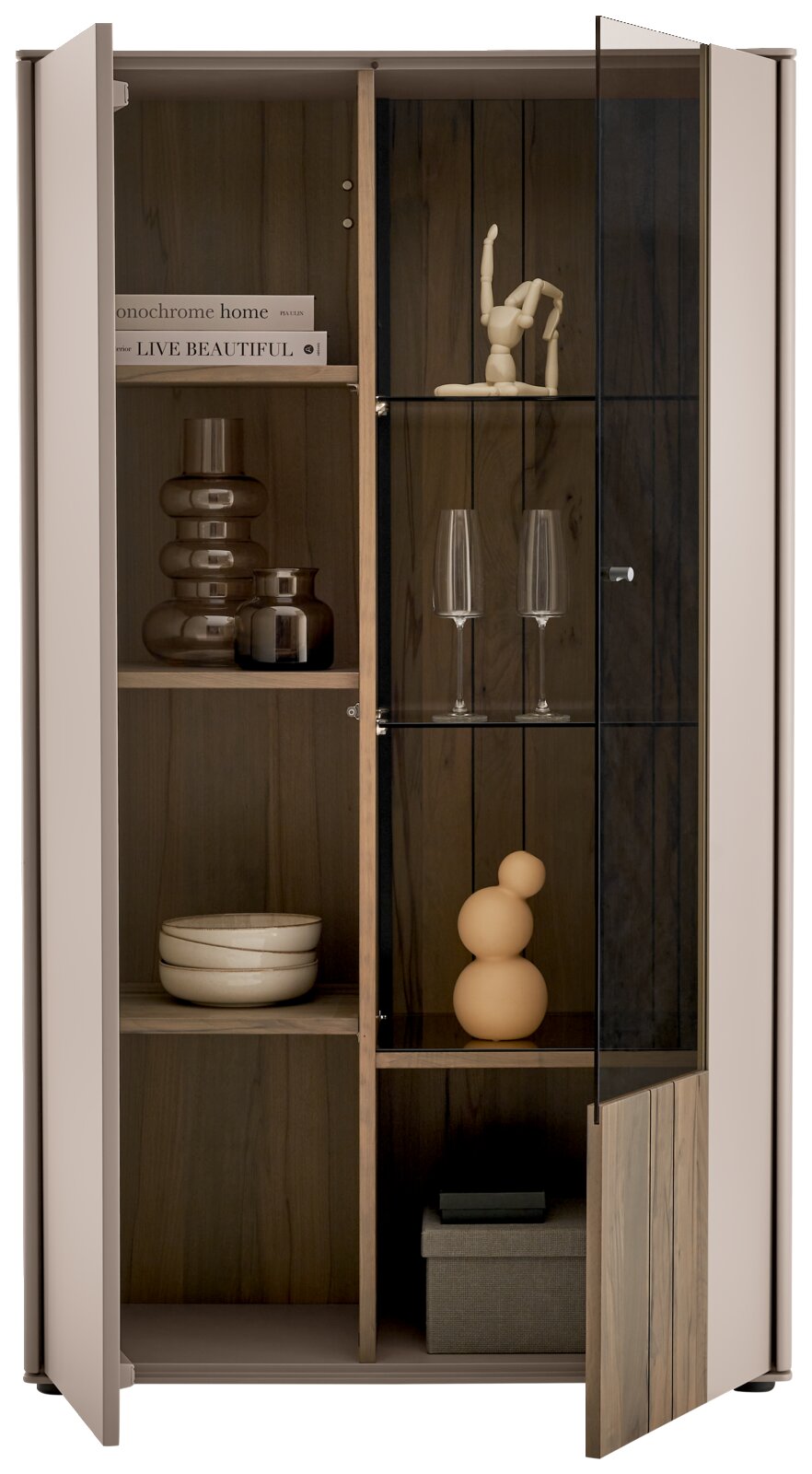 Johann Jakob Hoogkast LANDO Highboard met open glazen deur, versierd met vazen, schalen en glazen, gezien vanuit het vooraanzicht.