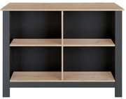 Kücheninsel mit Holzoberfläche und offenen Regalfächern, frontal betrachtet.