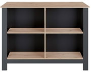 Keukeneiland met houten oppervlak en open planken, gezien vanaf de voorkant.