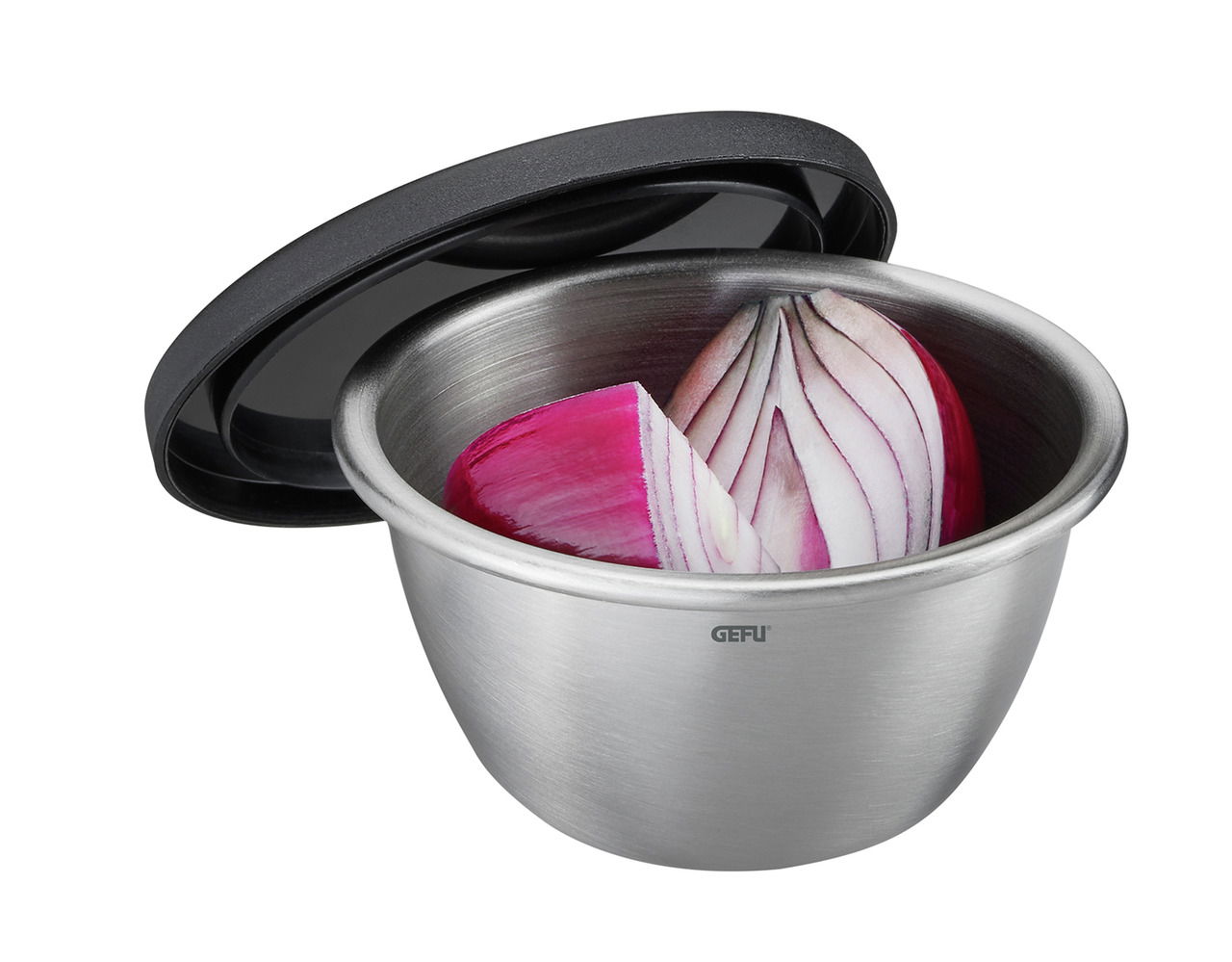 Edelstahl-Minischüssel mit schwarzem Deckel, gefüllt mit einer geschnittenen roten Zwiebel, aus seitlicher Perspektive.