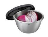 Edelstahl-Minischüssel mit schwarzem Deckel, gefüllt mit einer geschnittenen roten Zwiebel, aus seitlicher Perspektive.