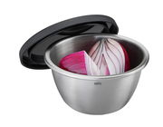 Edelstahl-Minischüssel mit schwarzem Deckel, gefüllt mit einer geschnittenen roten Zwiebel, aus seitlicher Perspektive.