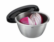 Edelstahl-Minischüssel mit schwarzem Deckel, gefüllt mit einer geschnittenen roten Zwiebel, aus seitlicher Perspektive.