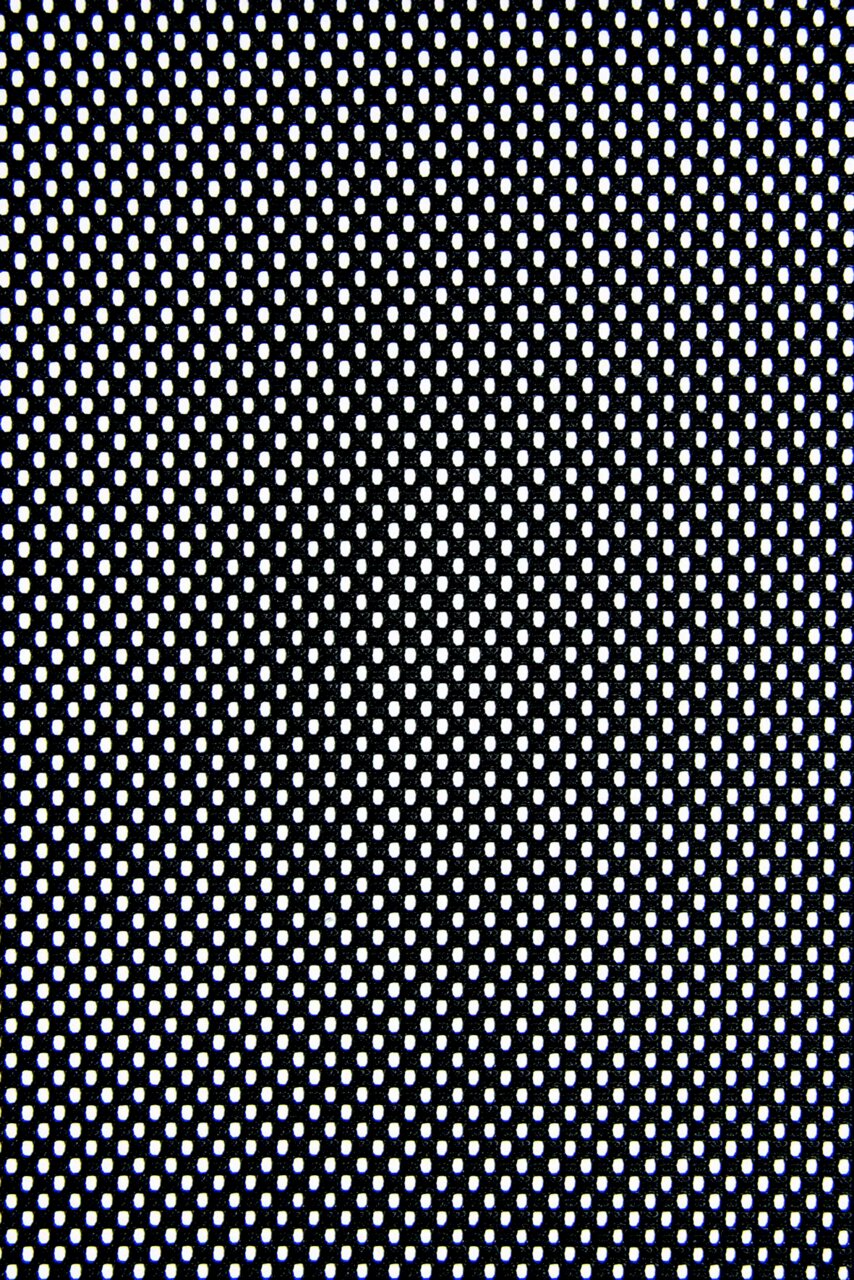 Nahaufnahme eines schwarzen Netzgewebes mit regelmäßigen, kleinen Löchern, von oben betrachtet.