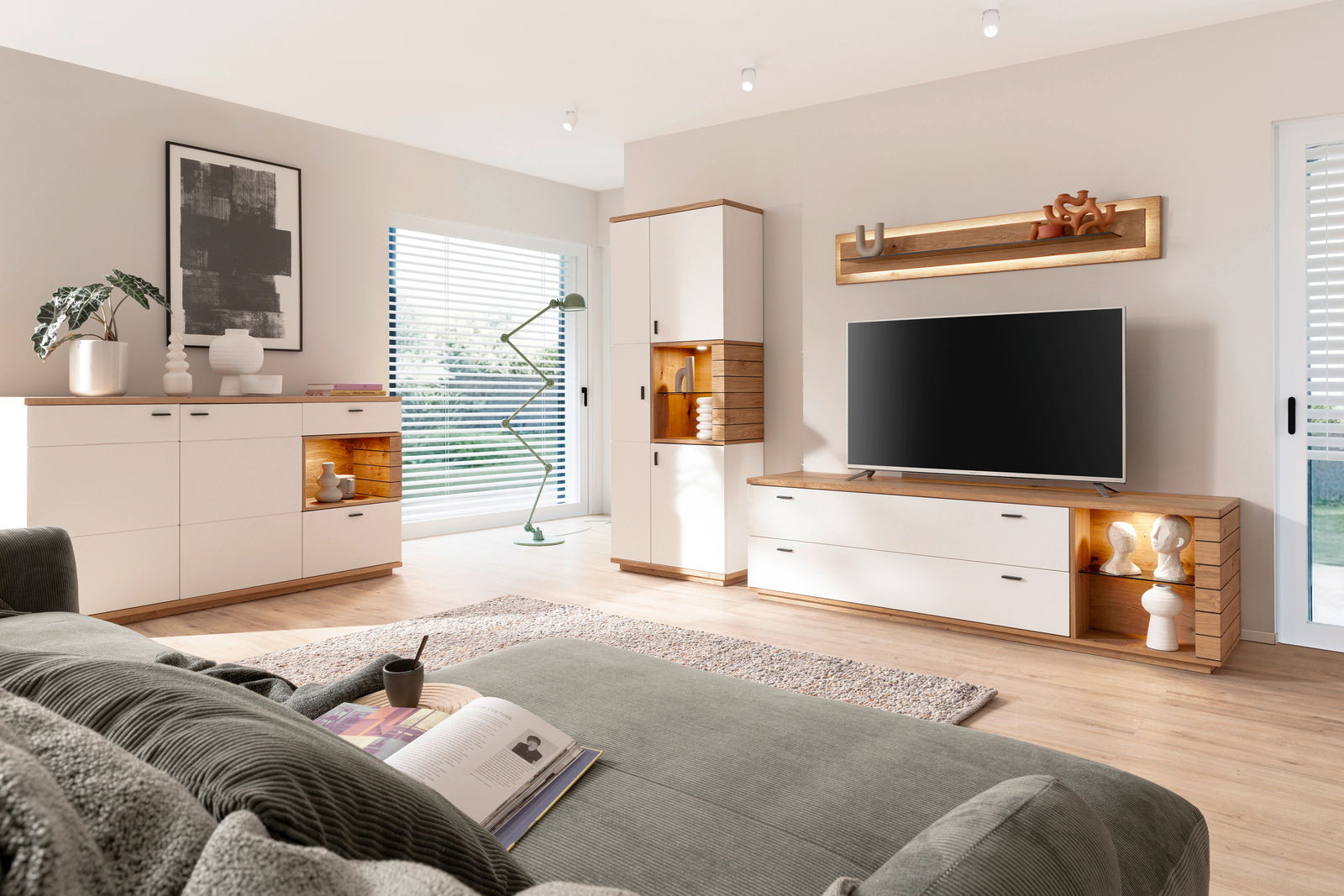 Modernes Wohnzimmer mit TV-Lowboard in Holz- und Weißtönen, seitliche Perspektive