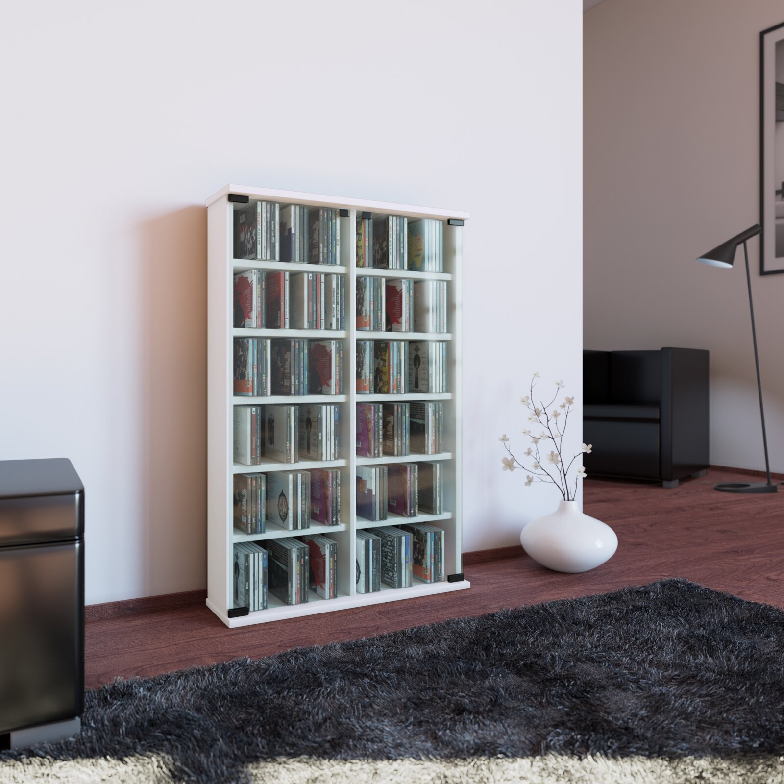 Weißes CD-/DVD-Regal mit mehreren Fächern, voll bestückt mit CDs, im Wohnzimmer vor heller Wand – Frontansicht mit leichter Perspektive von links.