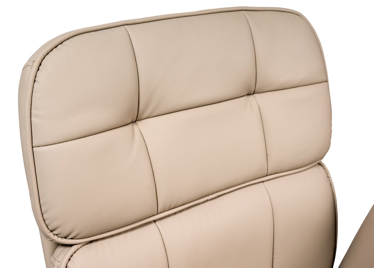 Nahaufnahme der Rückenlehne eines beigen Drehstuhls aus Leder, von vorne betrachtet.