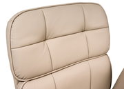 Nahaufnahme der Rückenlehne eines beigen Drehstuhls aus Leder, von vorne betrachtet.