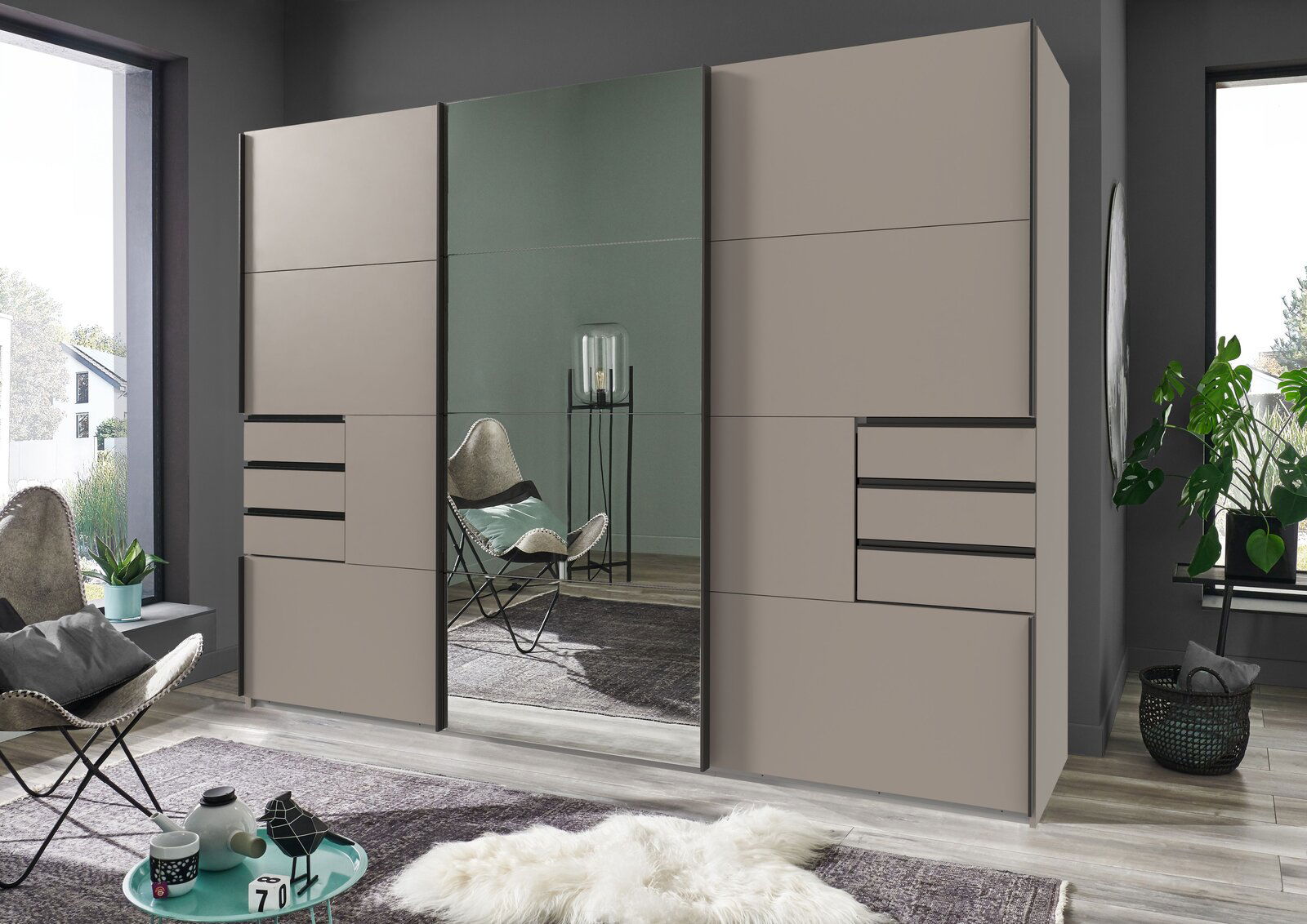 Z2 Schwebetürenschrank 3trg. SAIGON Moderner dreitüriger Schwebetürenschrank in Beige mit Spiegel in der Mitte, seitliche Schubladen, Perspektive von vorne.