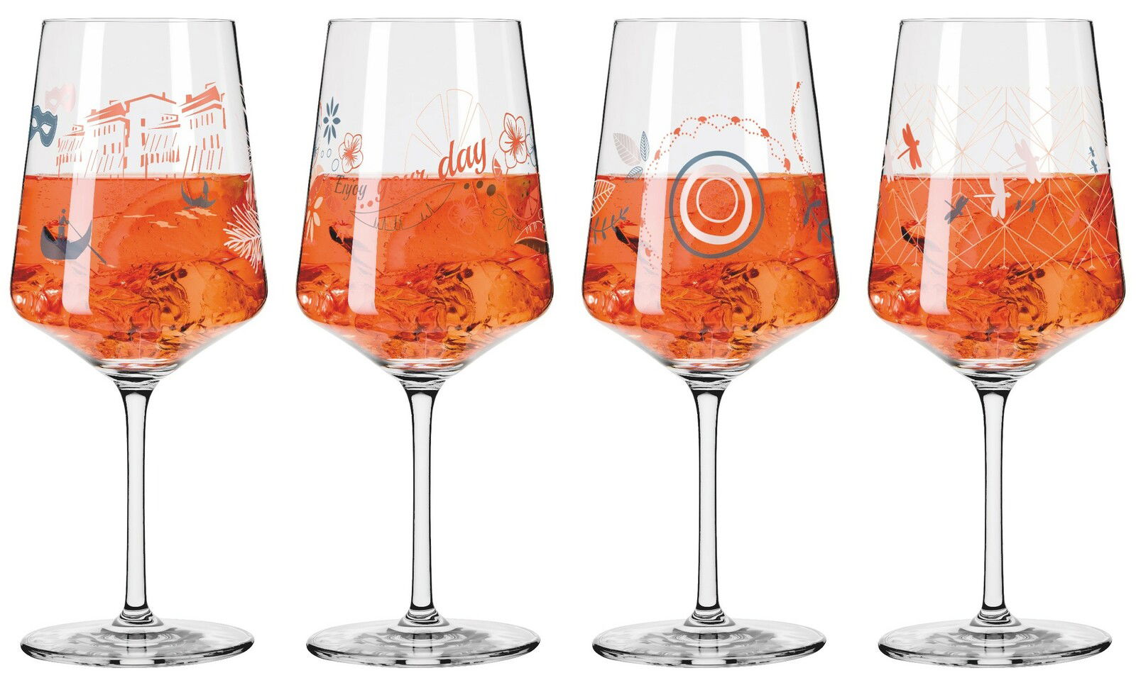 Vier elegante Weingläser mit bunten, verspielten Designs, gefüllt mit einem orangefarbenen Getränk, aus der Frontalperspektive.