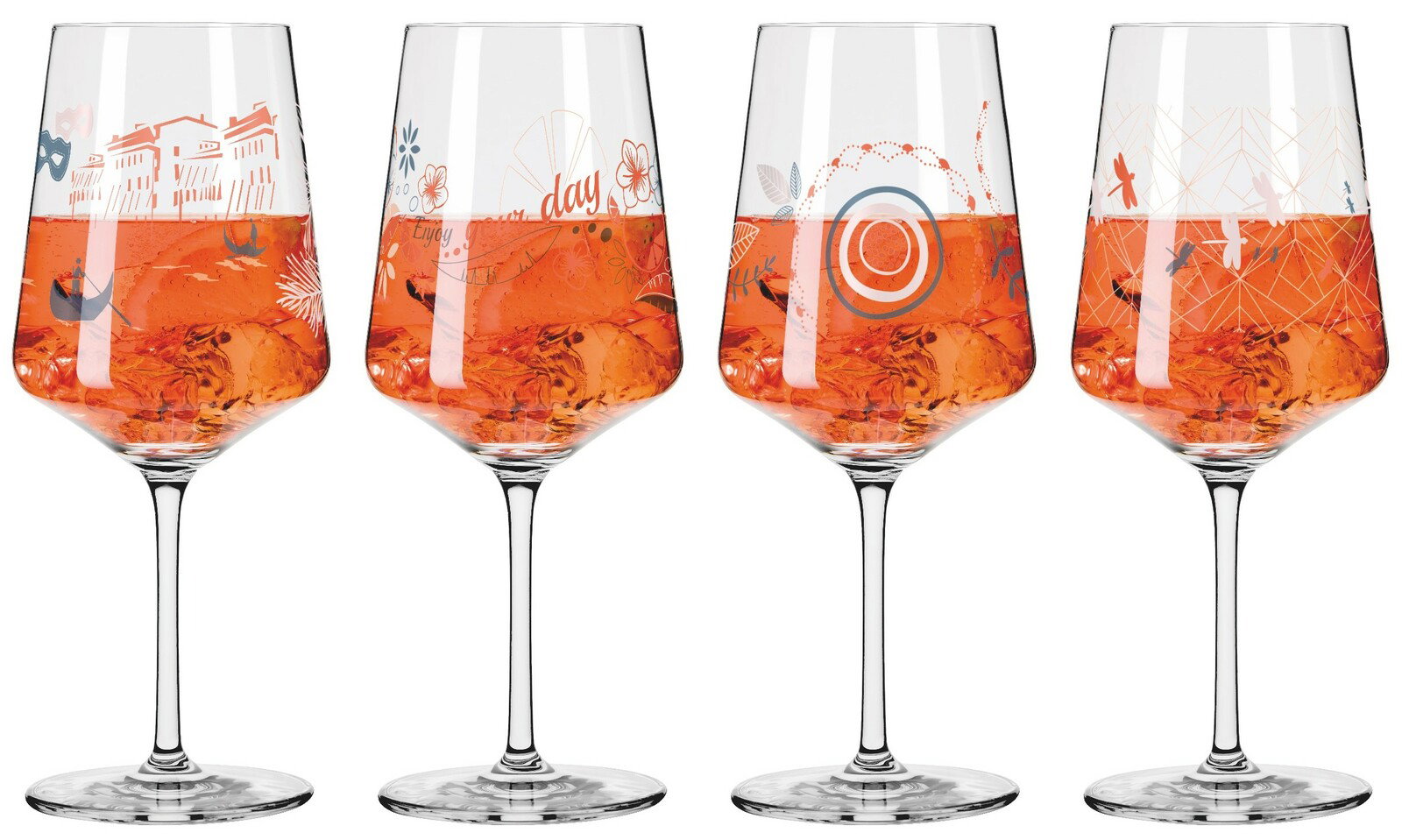 Vier elegante Weingläser mit bunten, verspielten Designs, gefüllt mit einem orangefarbenen Getränk, aus der Frontalperspektive.