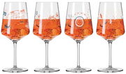 Vier elegante Weingläser mit bunten, verspielten Designs, gefüllt mit einem orangefarbenen Getränk, aus der Frontalperspektive.
