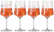 Vier elegante wijnglazen met kleurrijke, speelse motieven, gevuld met een oranje drankje, gezien vanuit een vooraanzicht.