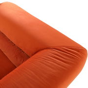 Nahaufnahme eines orangefarbenen Big Sofas VOLANO mit weichem Stoffbezug, Ansicht von oben.