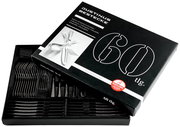 Besteckset 60-teilig in schwarzer Verpackung, teilweise geöffnet, mit Sicht auf die Besteckteile. Perspektive von oben.