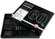 Besteckset 60-teilig in schwarzer Verpackung, teilweise geöffnet, mit Sicht auf die Besteckteile. Perspektive von oben.