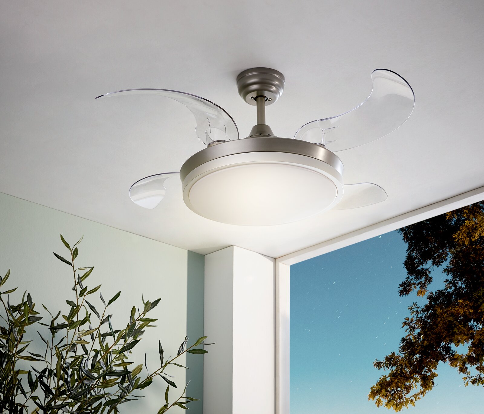 Mican Deckenventilator Thunderstorm Moderner Deckenventilator mit integrierter LED-Deckenleuchte, gebürstetes Metallgehäuse und transparenten Flügeln, aus Untersicht an der Decke montiert.