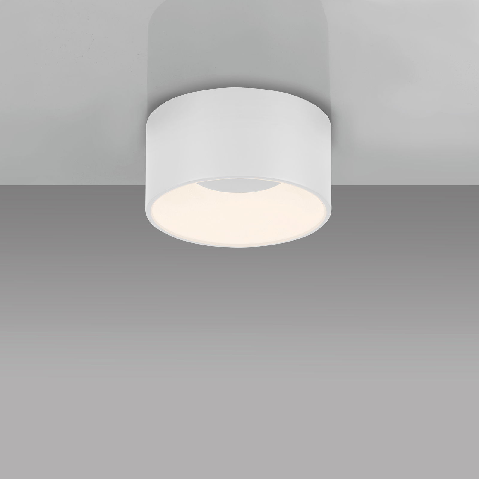 Runde, weiße Deckenleuchte TANIKA aus seitlicher Perspektive