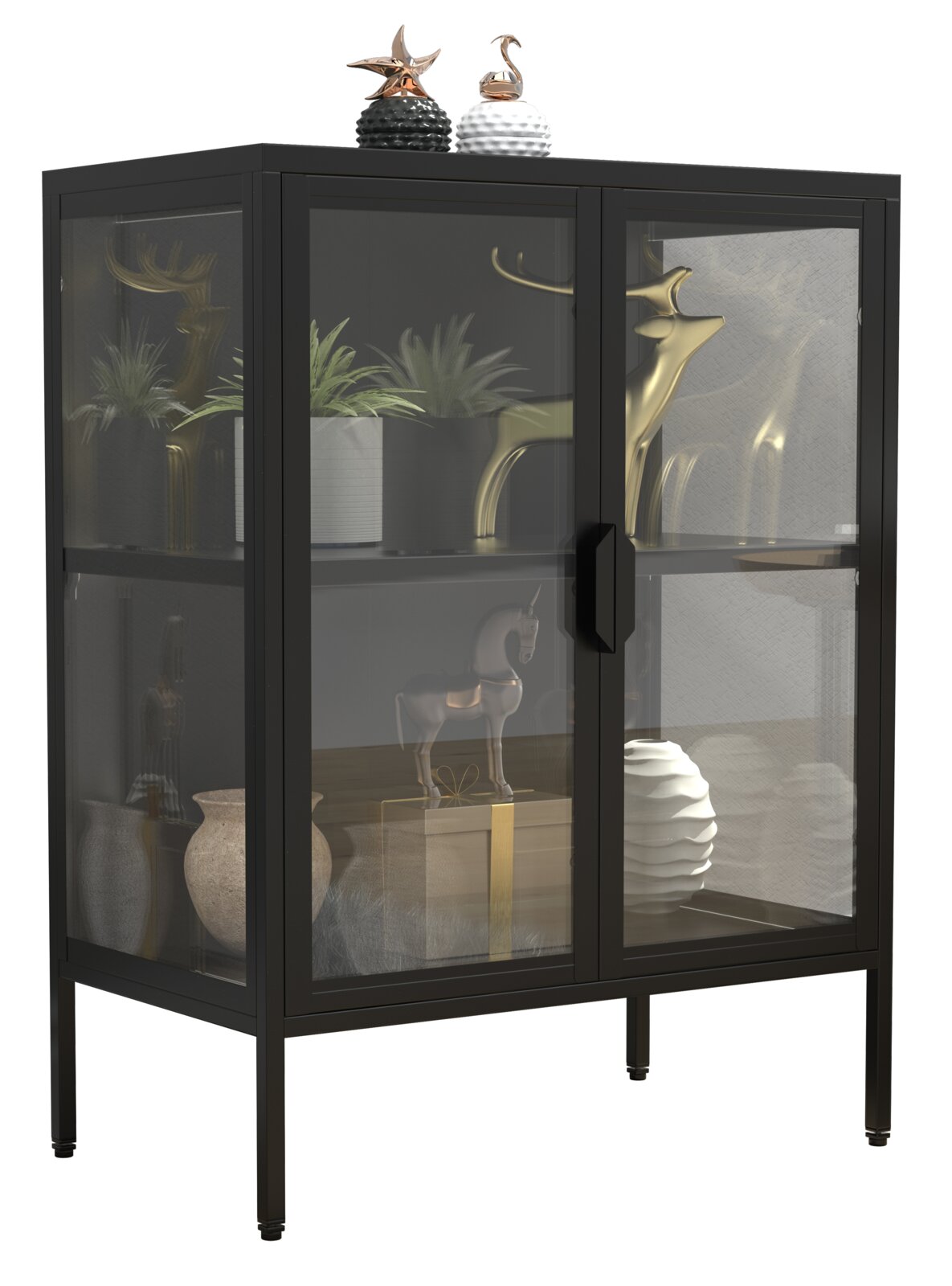 Schwarze Vitrine aus Metall mit Glasfront und zwei Türen, dekoriert mit Pflanzen und Figuren im Inneren, gezeigt in schräger Vorderansicht (3/4-Perspektive) vor weißem Hintergrund.