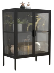 Schwarze Vitrine aus Metall mit Glasfront und zwei Türen, dekoriert mit Pflanzen und Figuren im Inneren, gezeigt in schräger Vorderansicht (3/4-Perspektive) vor weißem Hintergrund.