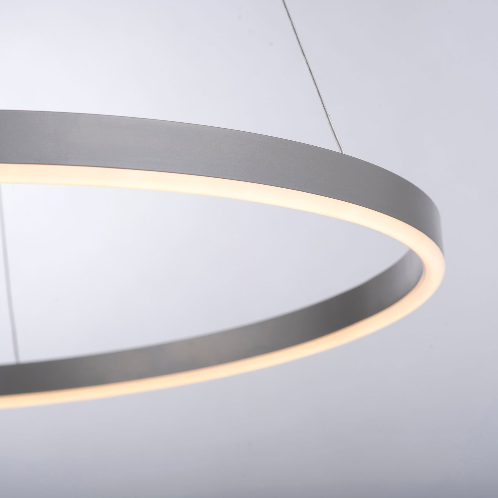 Moderne Pendelleuchte RITUS in Ringform, seitliche Perspektive